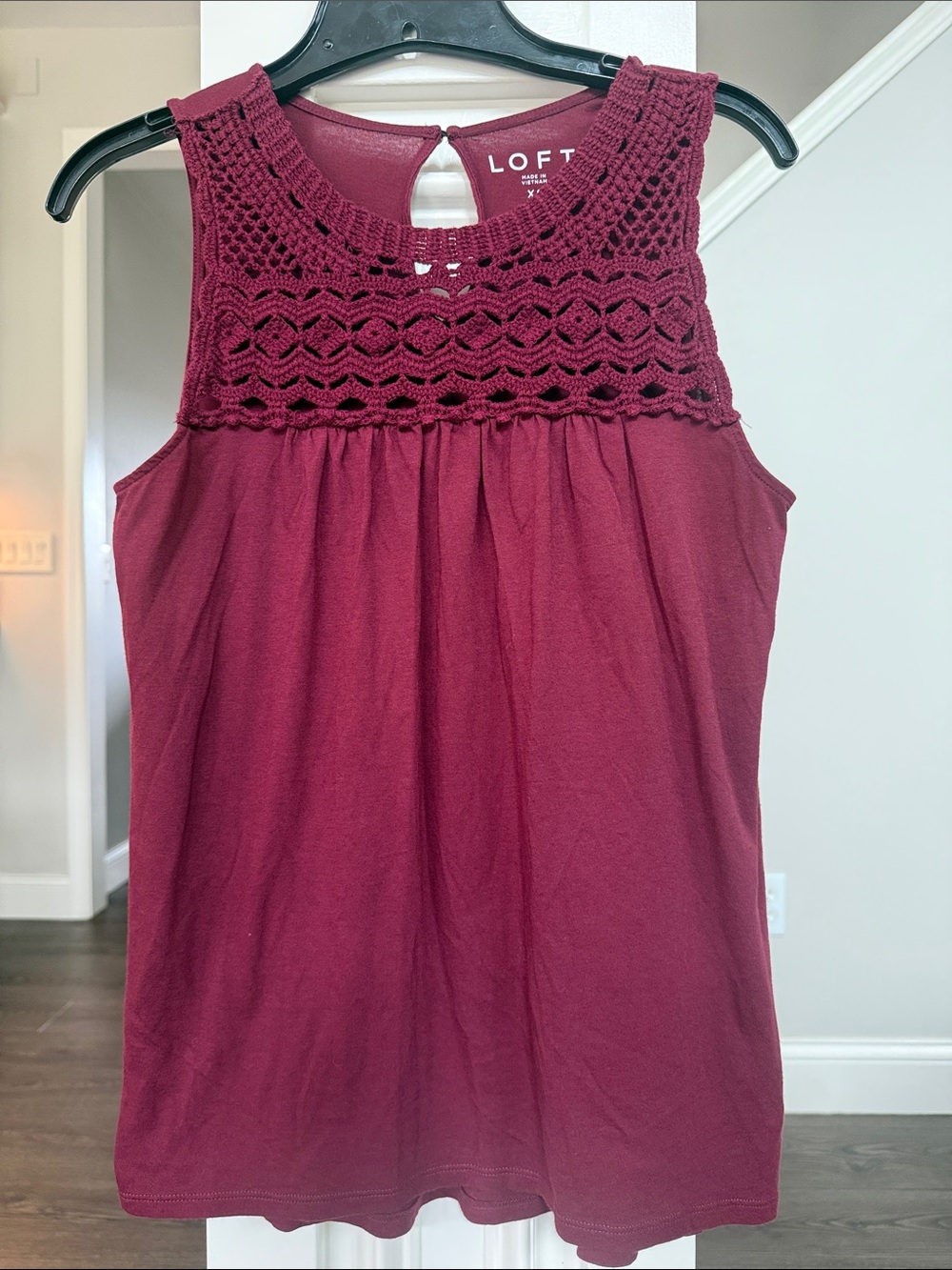 LOFT Ladies Burgundy Crochet Yoke Sleeveless Tank Like New XS